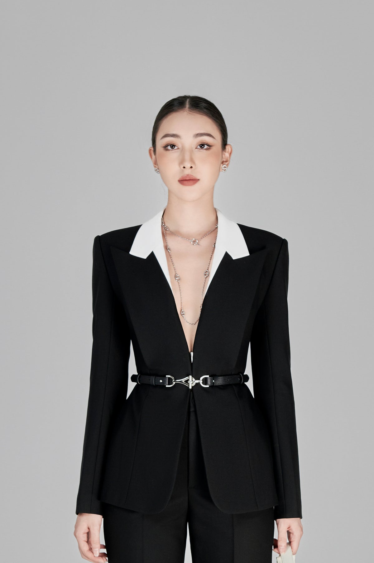 Anda Deep V-neck Blazer